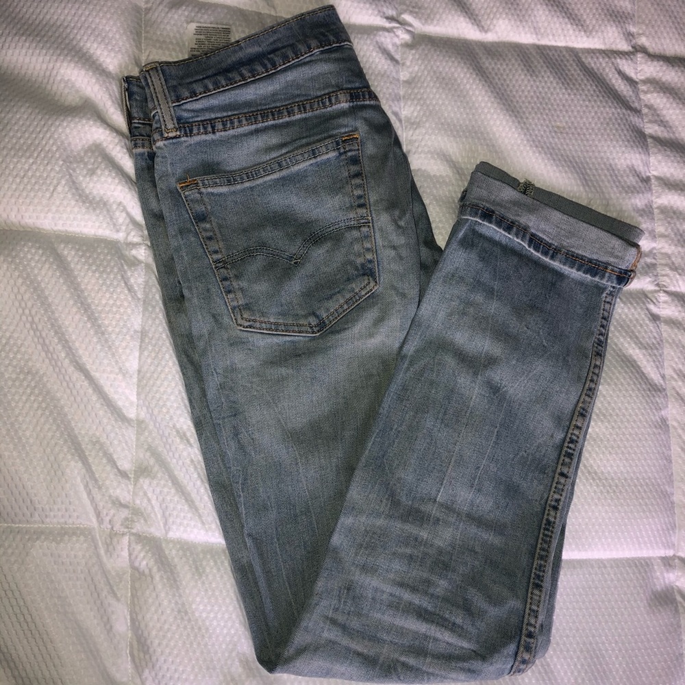 Light wash Levi’s denim. W 32 L 32
